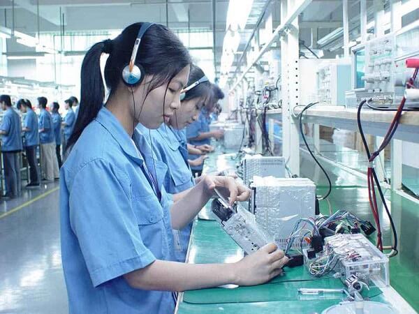 Lao động nữ đang lắp ráp linh kiện điện tử tại công ty Nhật